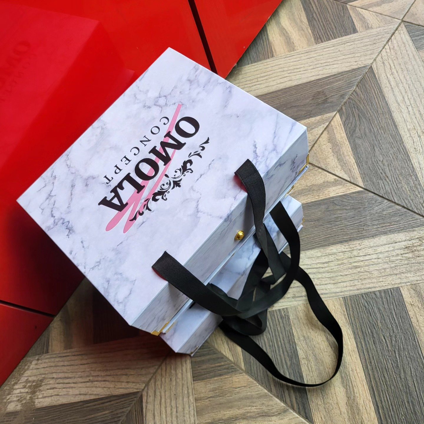 Box with handle